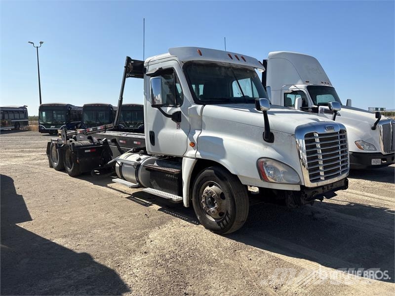 Freightliner Cascadia 125 6x4 Roll-Off Truck (Inoperable) شاحنات لوادر
