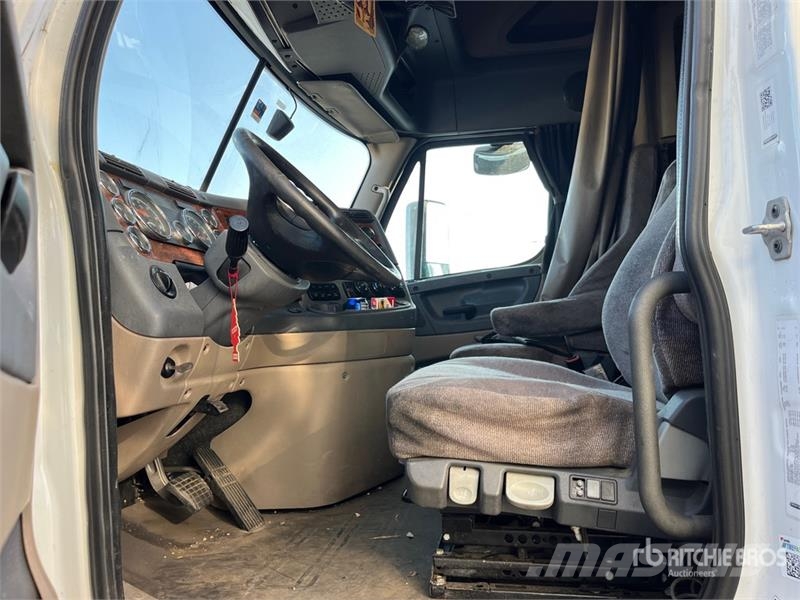 Freightliner Cascadia 125 6x4 T/A Sleeper Truck Tractor Тягачі