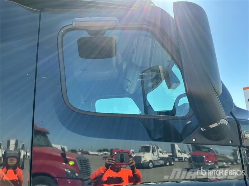 Freightliner Cascadia 126 6x4 T/A Sleeper Truck Tractor Truck Tractor Units