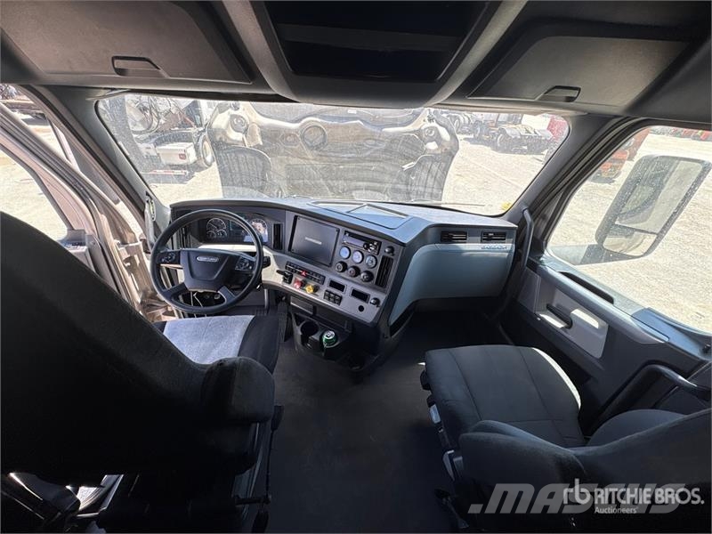 Freightliner Cascadia 126 6x4 T/A Sleeper Truck Tractor (Inoper Vilcēji