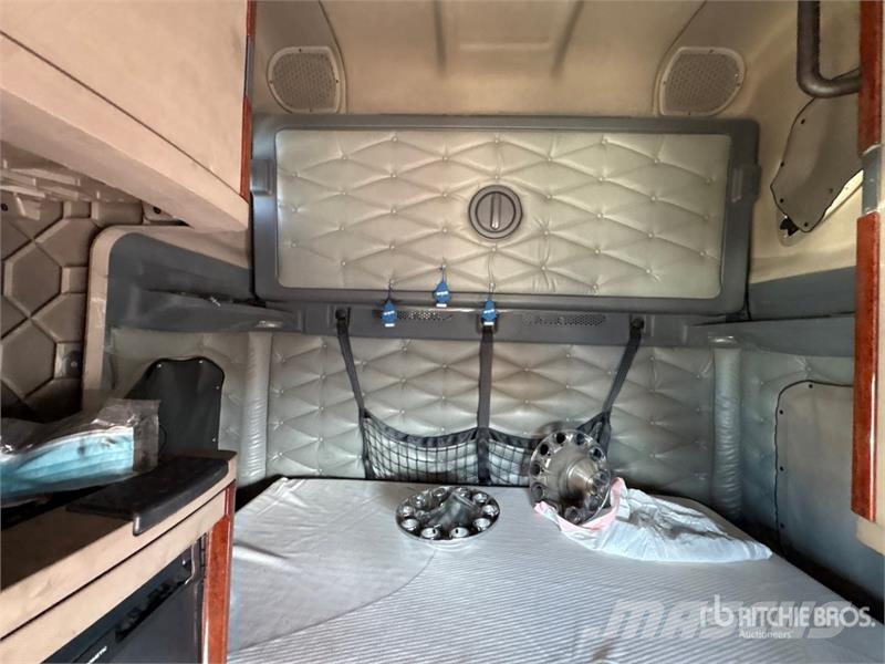 Freightliner Cascadia 125 6x4 T/A Sleeper Truck Tractor Sattelzugmaschinen