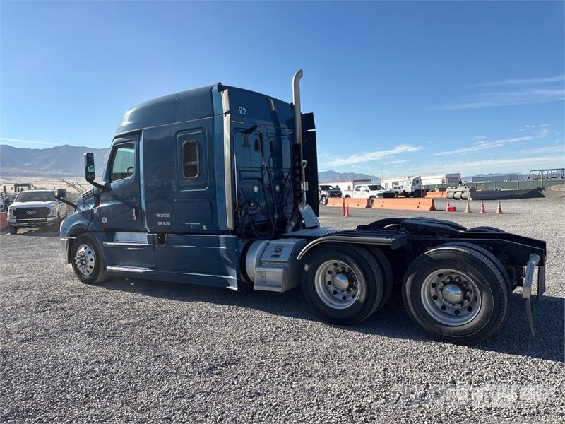 Freightliner Cascadia 126 6x4 T/A Sleeper Truck Tractor Vlačilci