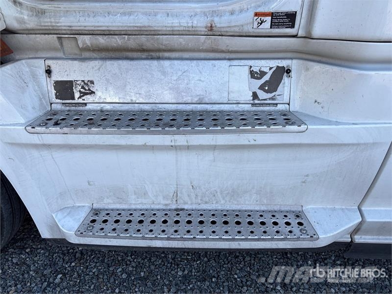 Freightliner Cascadia 126 6x4 T/A Sleeper Truck Tractor Cabezas tractoras
