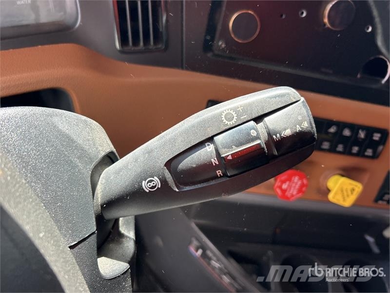 Freightliner Cascadia 126 T/A Sleeper Truck Tractor Tractor Units