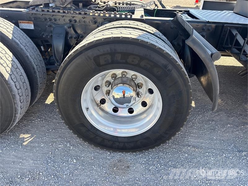 Freightliner Cascadia 126 6x4 T/A Sleeper Truck Tractor Trekkvogner