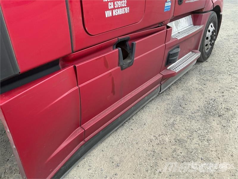 Freightliner Cascadia 126 6x4 T/A Sleeper Truck Tractor Тягачі