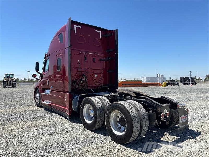 Freightliner Cascadia 126 6x4 T/A Sleeper Truck Tractor Тягачі