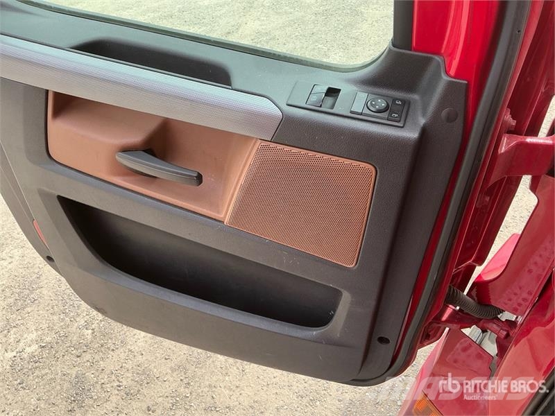 Freightliner Cascadia 126 6x4 T/A Sleeper Truck Tractor Тягачі