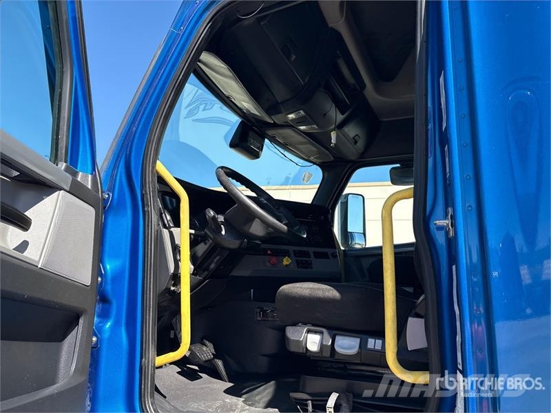 Freightliner Cascadia 126 6x4 T/A Sleeper Truck Tractor Naudoti vilkikai