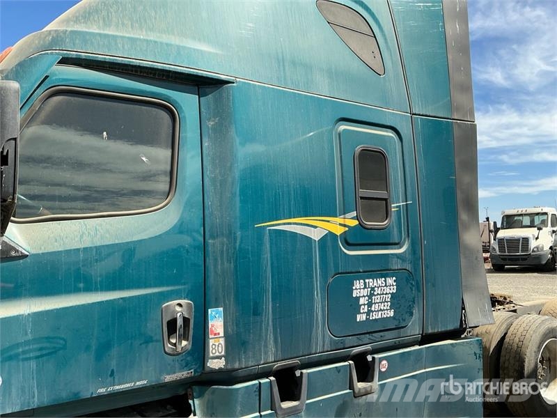 Freightliner Cascadia 126 6x4 T/A Sleeper Truck Tractor Nyergesvontatók