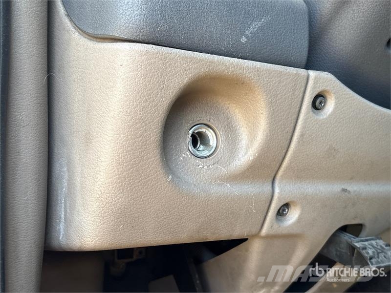 Freightliner Cascadia 125 6x4 Roll-Off Truck (Inoperable) شاحنات لوادر