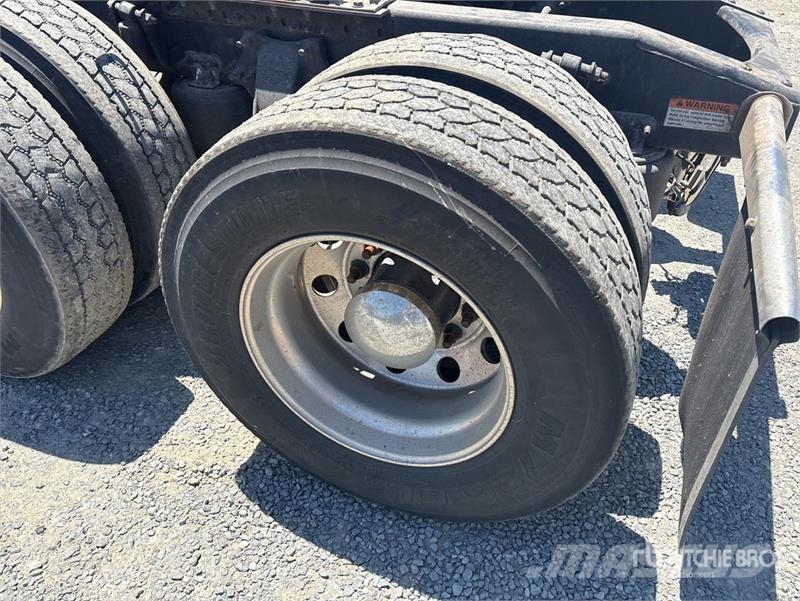 Freightliner Cascadia 126 6x4 T/A Sleeper Truck Tractor وحدات الجر