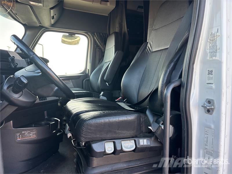 Freightliner Cascadia 126 6x4 T/A Sleeper Truck Tractor Vilcēji