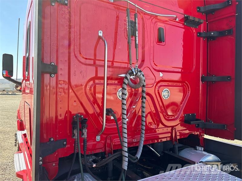 Freightliner Cascadia 126 6x4 T/A Sleeper Truck Tractor وحدات الجر