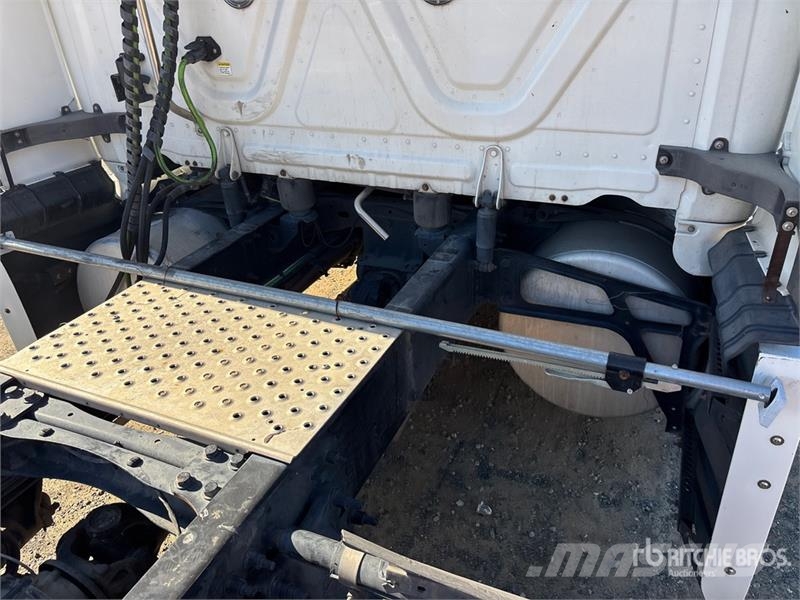 Freightliner Cascadia 126 6x4 T/A Sleeper Truck Tractor Седельные тягачи