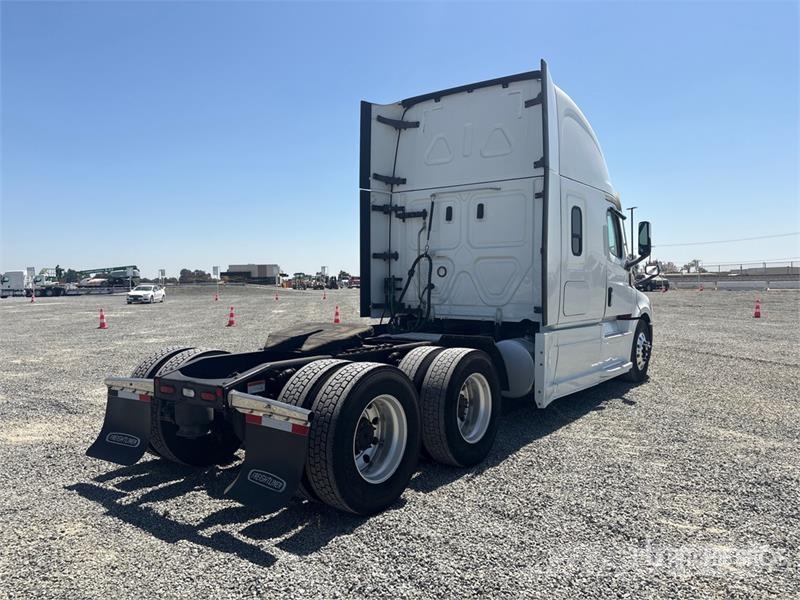 Freightliner Cascadia 126 6x4 T/A Sleeper Truck Tractor Тягачі