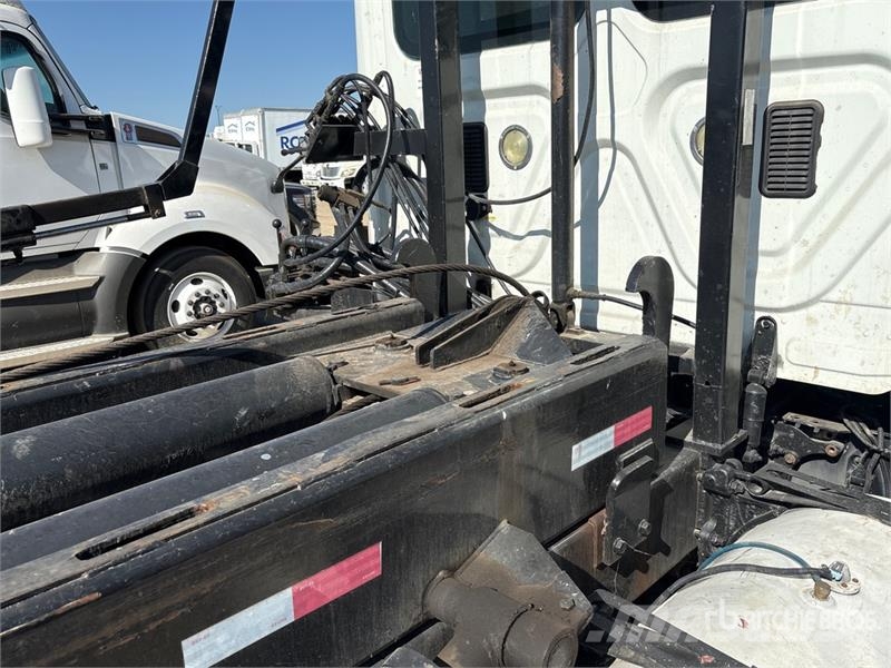 Freightliner Cascadia 125 6x4 Roll-Off Truck (Inoperable) شاحنات لوادر