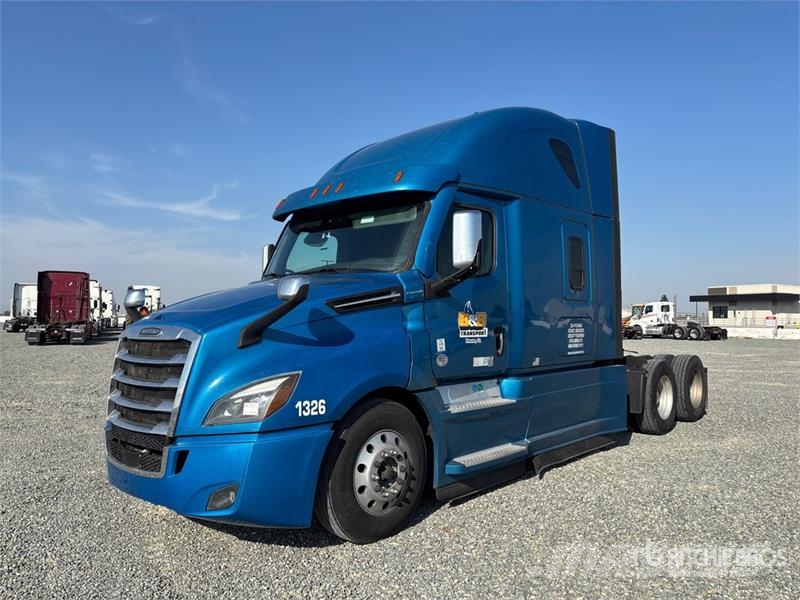 Freightliner Cascadia 126 6x4 T/A Sleeper Truck Tractor Тягачі