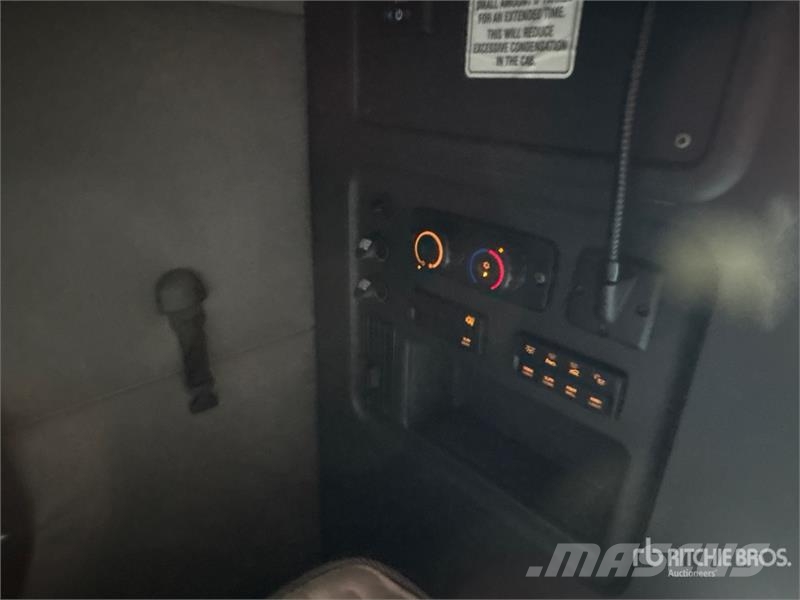 Freightliner Cascadia 126 6x4 T/A Sleeper Truck Tractor 트랙터 유닛