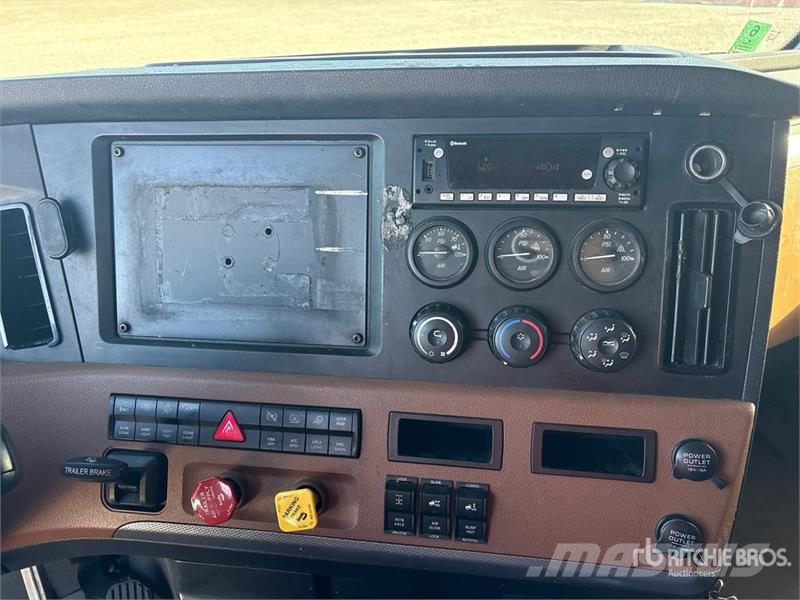 Freightliner Cascadia 126 6x4 T/A Sleeper Truck Tractor Vetopöytäautot
