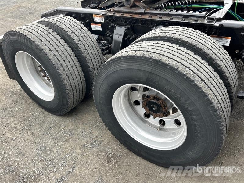 Freightliner Cascadia 126 6x4 T/A Sleeper Truck Tractor Cabezas tractoras
