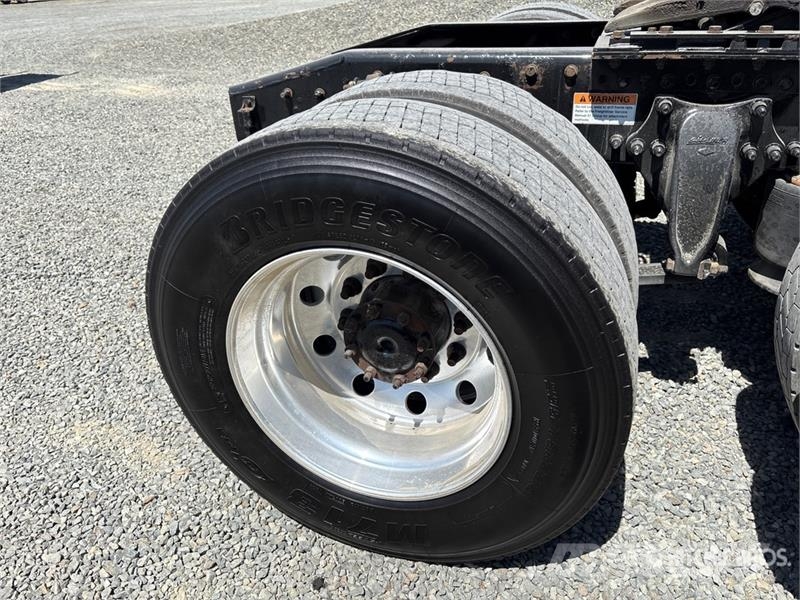 Freightliner Cascadia 126 6x4 T/A Sleeper Truck Tractor 트랙터 유닛