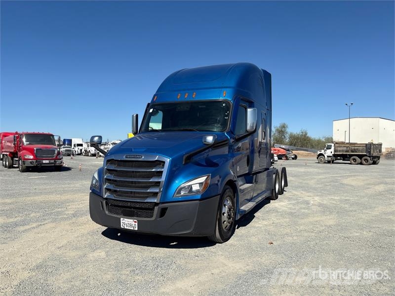 Freightliner Cascadia 126 6x4 T/A Sleeper Truck Tractor Naudoti vilkikai