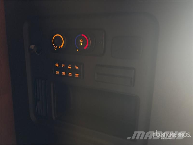 Freightliner Cascadia 126 6x4 T/A Sleeper Truck Tractor Vilcēji