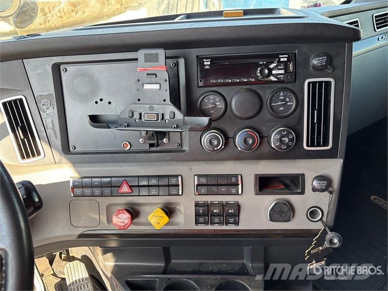 Freightliner Cascadia 126 6x4 T/A Sleeper Truck Tractor Vilcēji