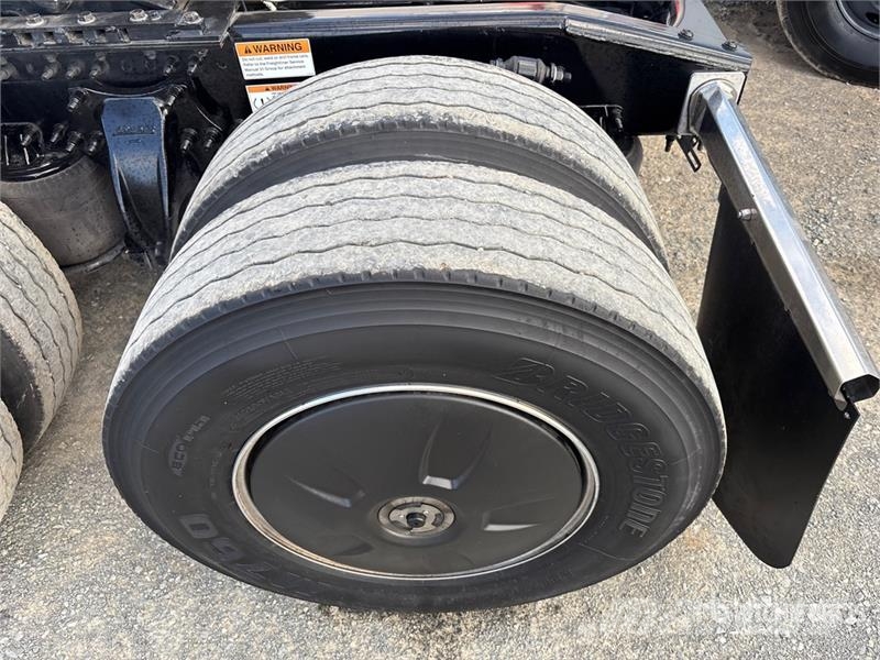 Freightliner Cascadia 126 6x4 T/A Sleeper Truck Tractor Tractor Units