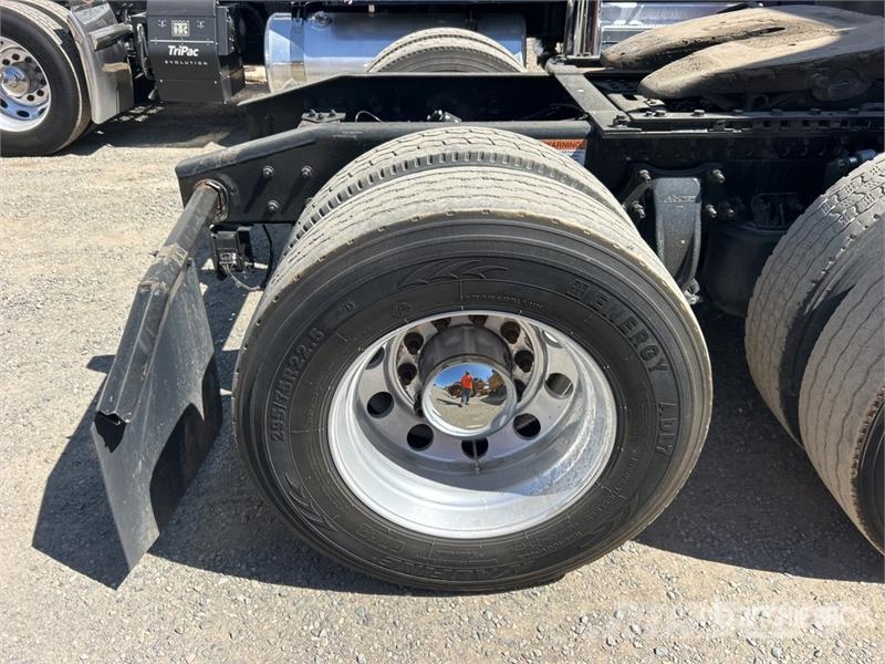 Freightliner Cascadia 126 T/A Sleeper Truck Tractor Tractor Units
