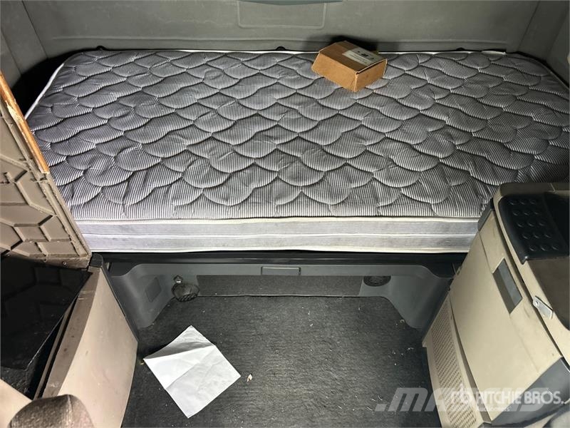 Freightliner Cascadia 125 6x4 T/A Sleeper Truck Tractor (Inoper Vlačilci