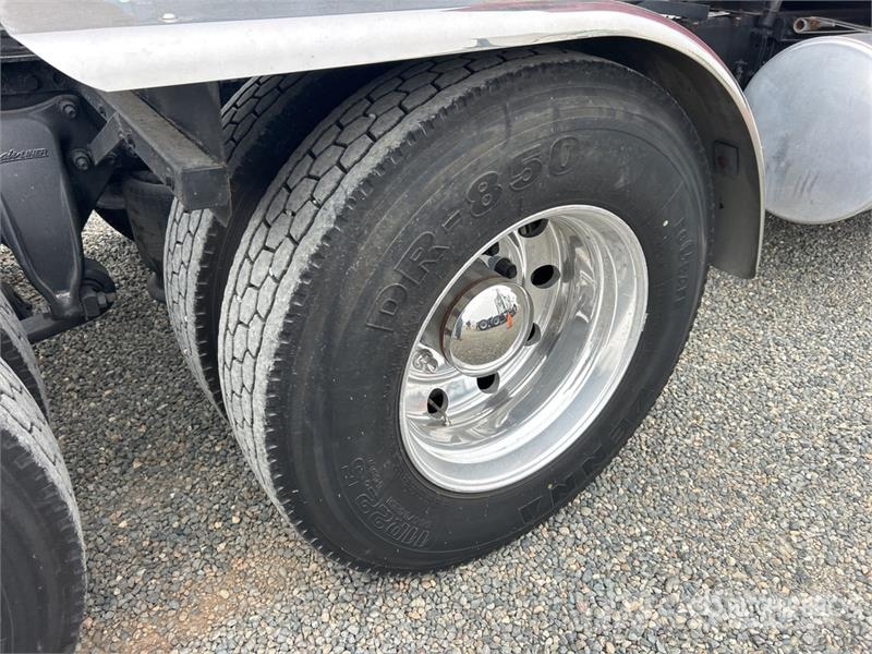 Freightliner Cascadia 125 6x4 T/A Sleeper Truck Tractor Cabezas tractoras