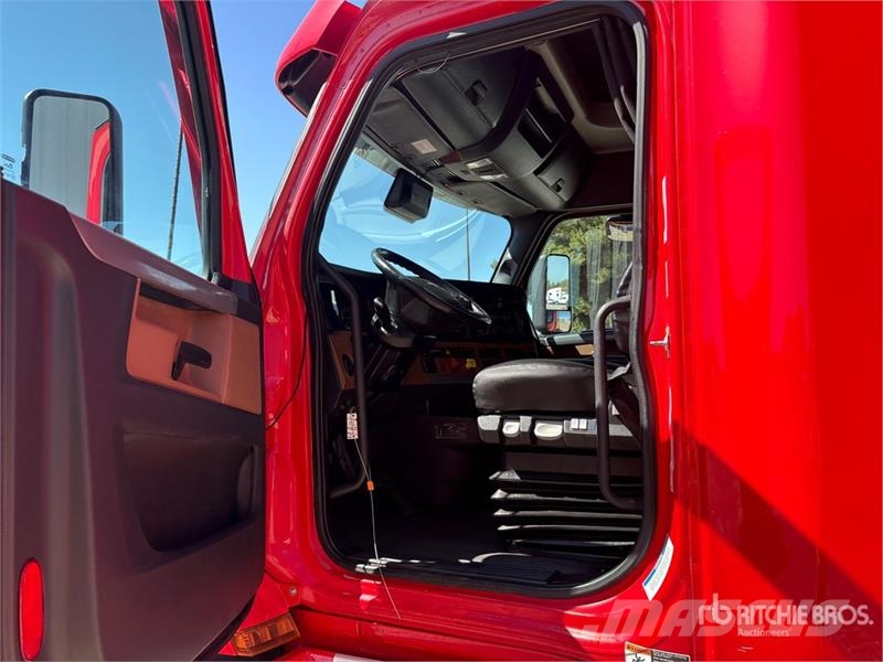 Freightliner Cascadia 126 6x4 T/A Sleeper Truck Tractor وحدات الجر