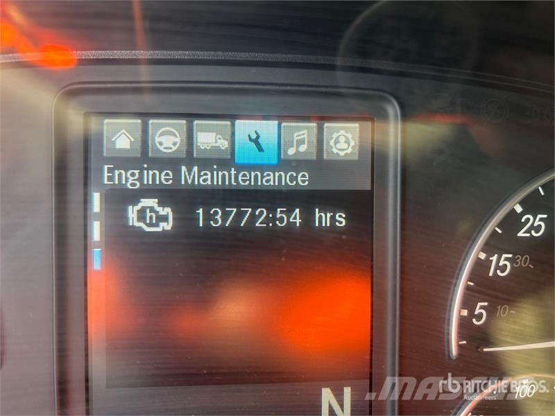 Freightliner Cascadia 126 6x4 T/A Sleeper Truck Tractor Тягачі