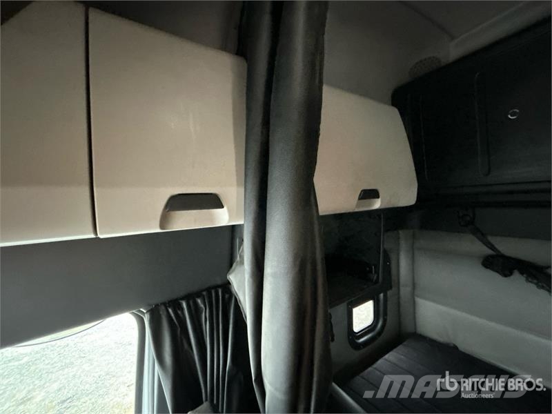 Freightliner Cascadia 126 6x4 T/A Sleeper Truck Tractor Vlačilci