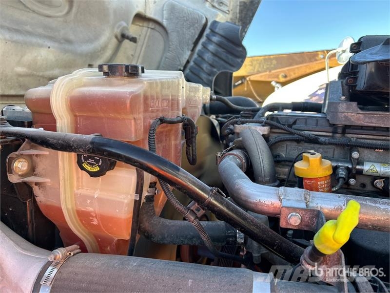 Freightliner Cascadia 125 6x4 T/A Sleeper Truck Tractor 中古トラクターヘッド | トレーラーヘッド