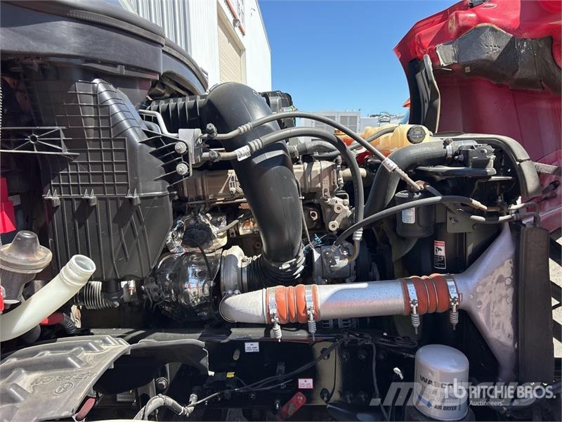 Freightliner Cascadia 126 T/A Sleeper Truck Tractor Tractor Units