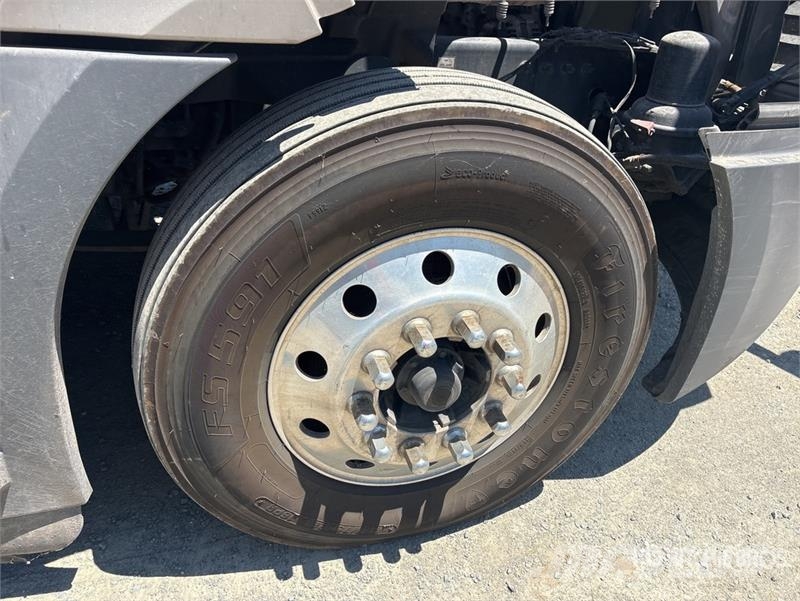 Freightliner Cascadia 126 6x4 T/A Sleeper Truck Tractor وحدات الجر