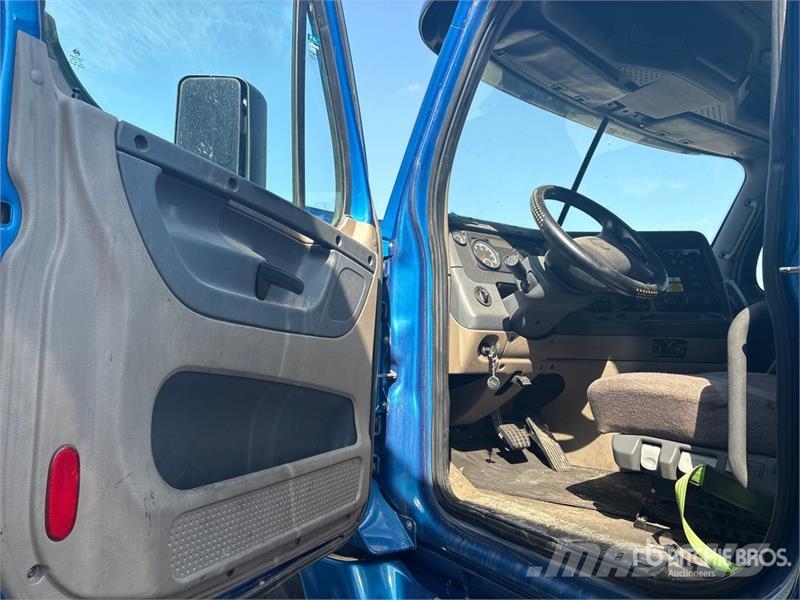 Freightliner Cascadia 125 6x4 T/A Sleeper Truck Tractor (Inoper 트랙터 유닛