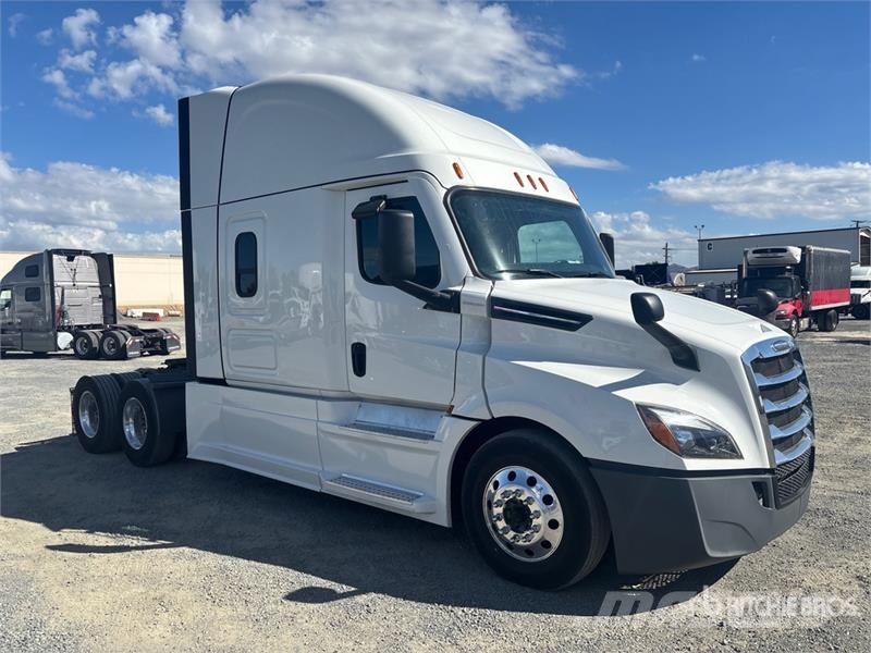 Freightliner Cascadia 126 6x4 T/A Sleeper Truck Tractor Sattelzugmaschinen