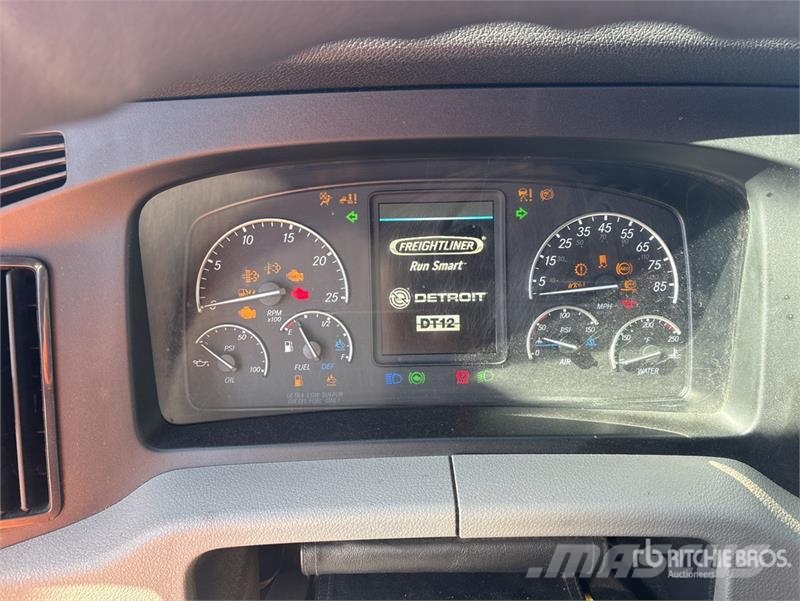 Freightliner Cascadia 126 6x4 T/A Sleeper Truck Tractor Camiones tractor