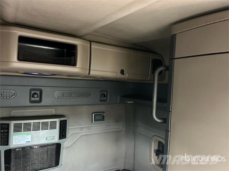 Freightliner Cascadia 125 6x4 T/A Sleeper Truck Tractor (Inoper Vlačilci