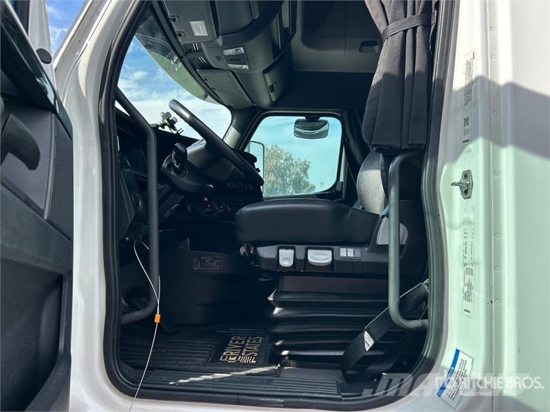 Freightliner Cascadia 126 6x4 T/A Sleeper Truck Tractor Влекачи