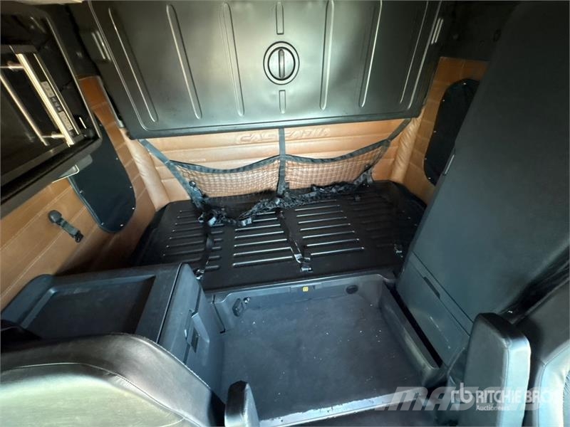 Freightliner Cascadia 126 6x4 T/A Sleeper Truck Tractor Vlačilci