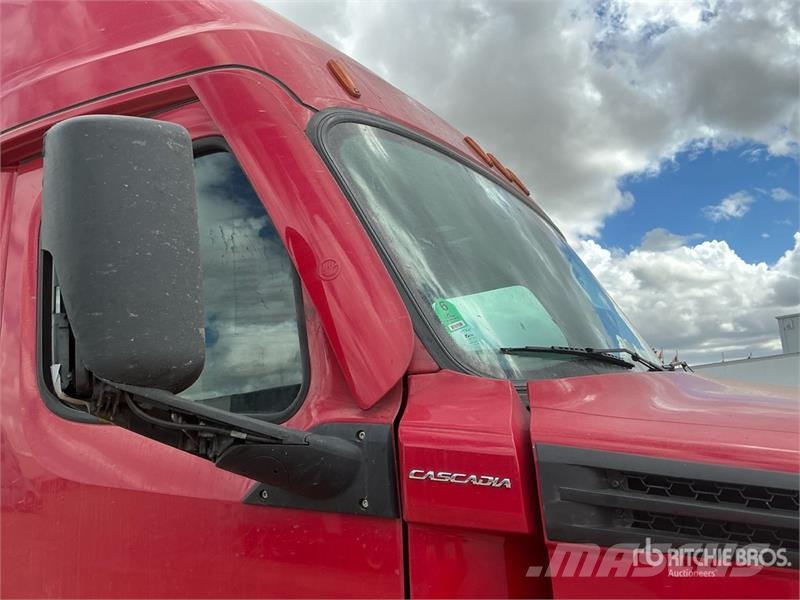 Freightliner Cascadia 126 6x4 T/A Sleeper Truck Tractor Тягачі