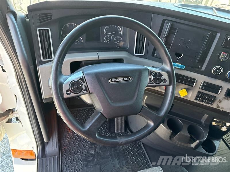 Freightliner Cascadia 126 6x4 T/A Sleeper Truck Tractor Nyergesvontatók