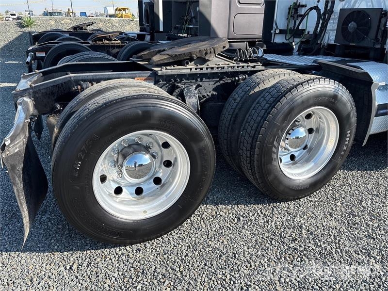 Freightliner Cascadia 126 6x4 T/A Sleeper Truck Tractor Cabezas tractoras