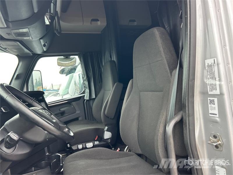 Freightliner Cascadia 126 6x4 T/A Sleeper Truck Tractor Cabezas tractoras