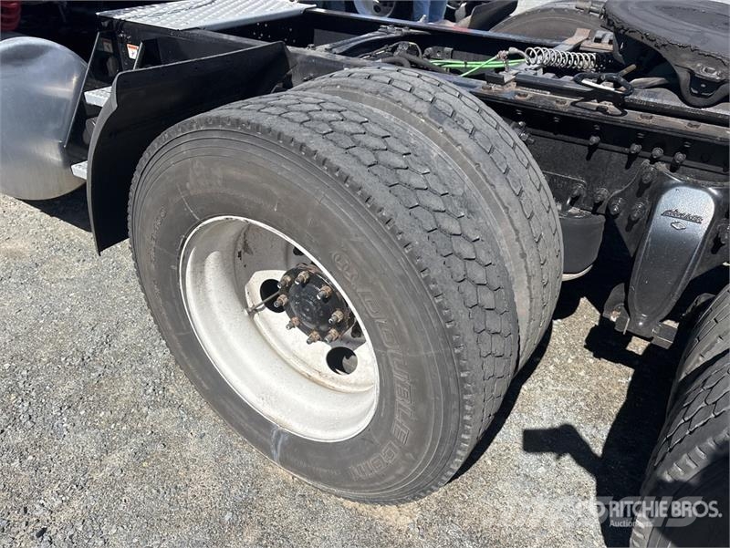 Freightliner Cascadia 126 6x4 T/A Sleeper Truck Tractor Camiones tractor